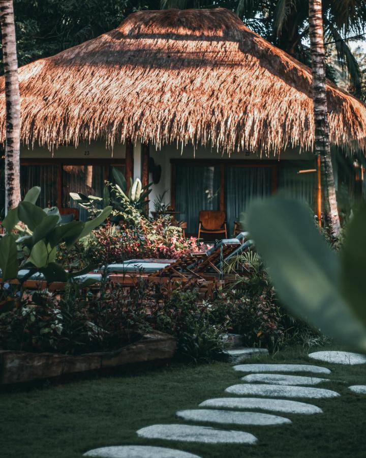 Отель Mana Eco Retreat Kuta  Экстерьер фото