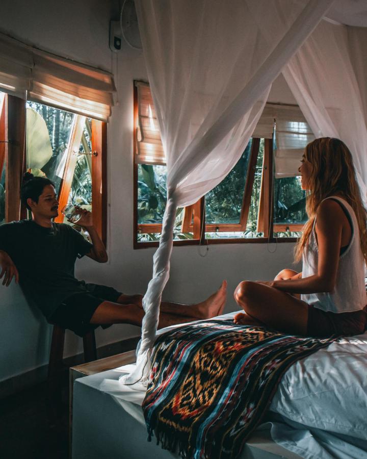 Отель Mana Eco Retreat Kuta  Экстерьер фото