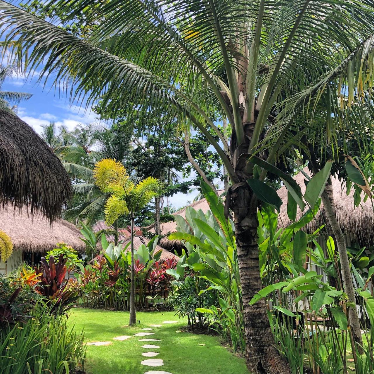 Отель Mana Eco Retreat Kuta  Экстерьер фото