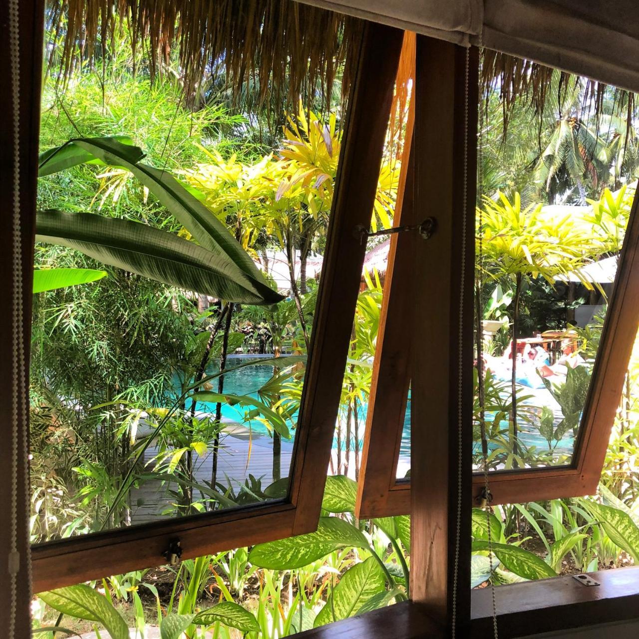 Отель Mana Eco Retreat Kuta  Экстерьер фото