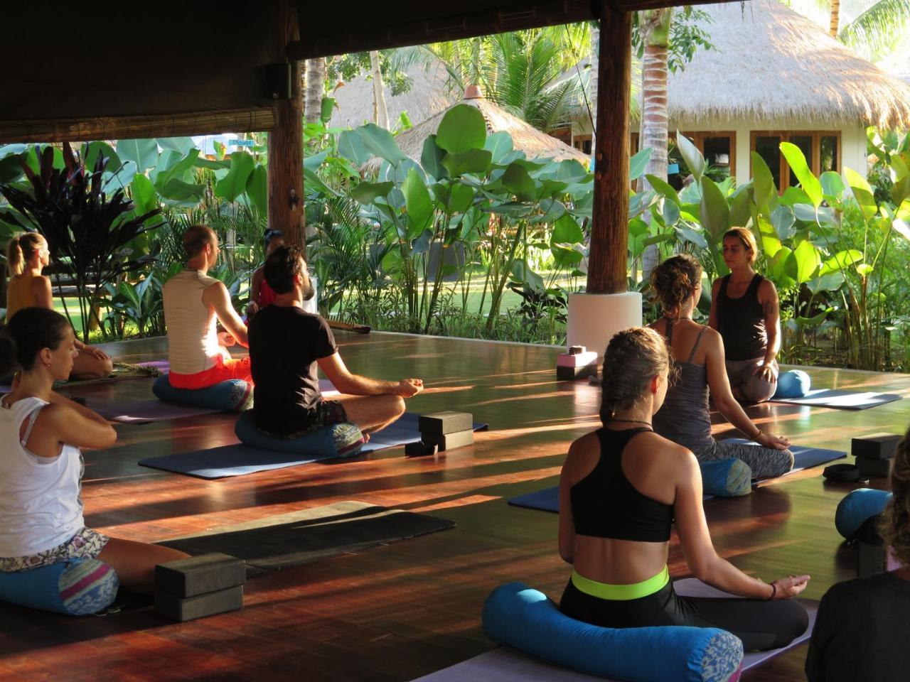 Отель Mana Eco Retreat Kuta  Экстерьер фото